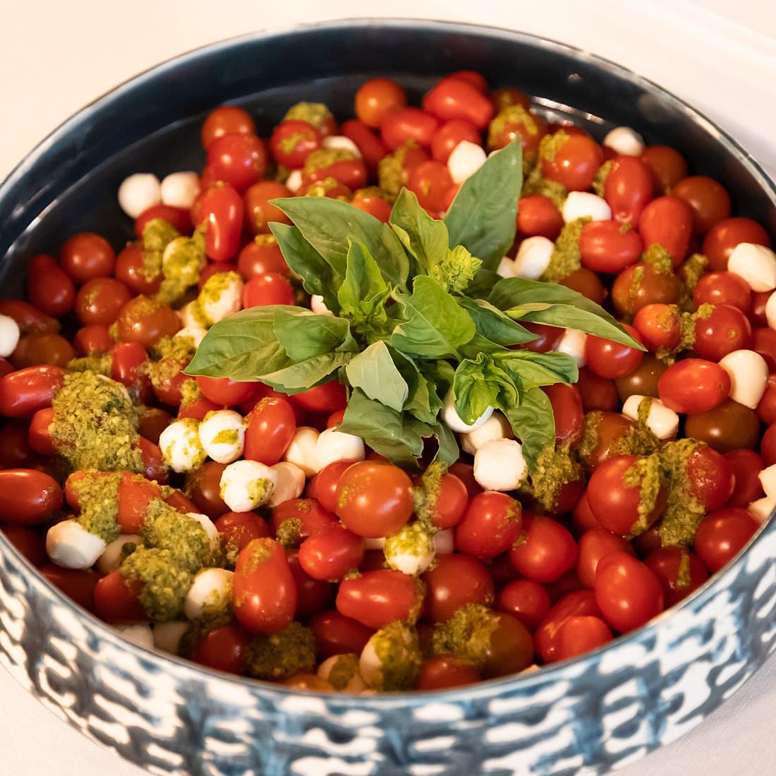 Salada caprese com tomate cereja, mozzarella e pesto